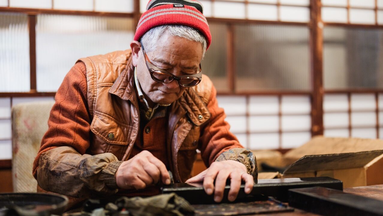 中津漆器店 中津正克氏磨き作業中